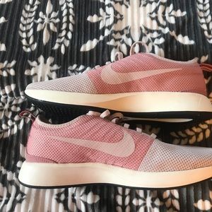 Nike ~ NEVER WORN~ Womens 9